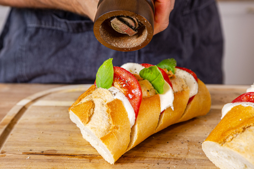 Fächerbaguette aus der Heißluftfritteuse würzen