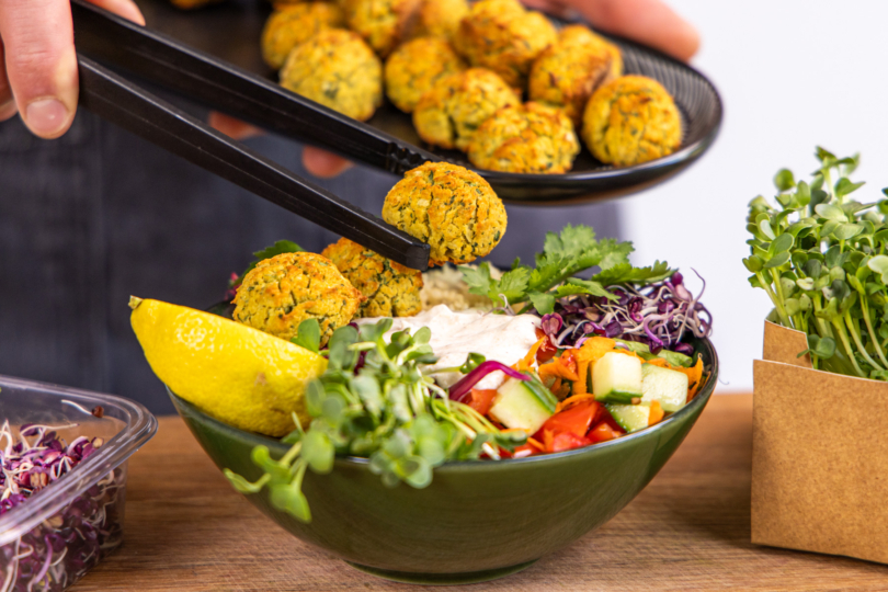 Falafel verteilen