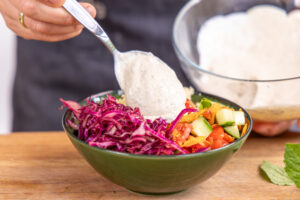 Falafel Bowl mit Joghurt-Dip toppen