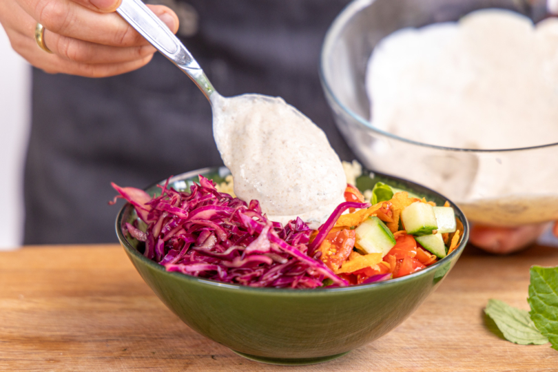Falafel Bowl mit Joghurt-Dip toppen