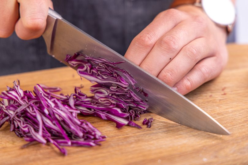 Rotkohl in Streifen schneiden