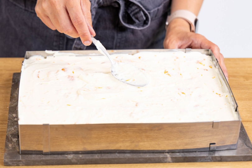 Creme auf dem Löffelbiskuit verstreichen