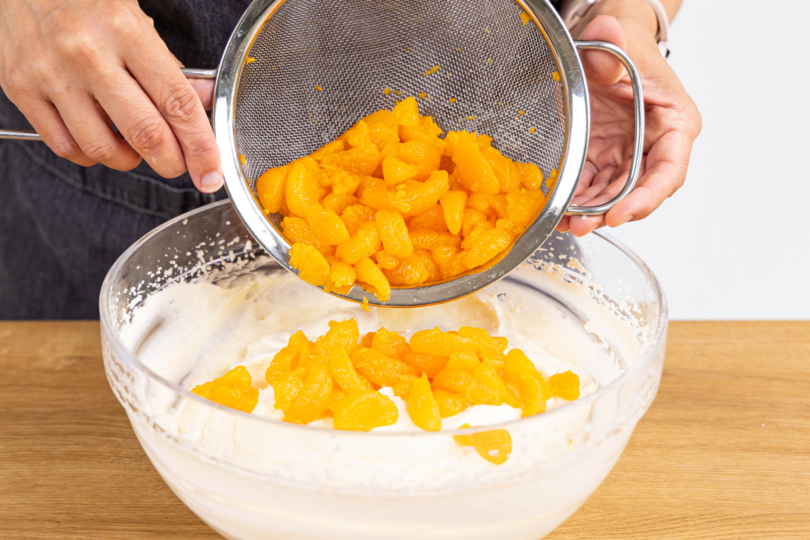 Dosenmandarinen abtropfen lassen und unter die Creme rühren