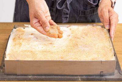 Fantakuchen ohne Backen mit Zimt und Zucker bestreuen