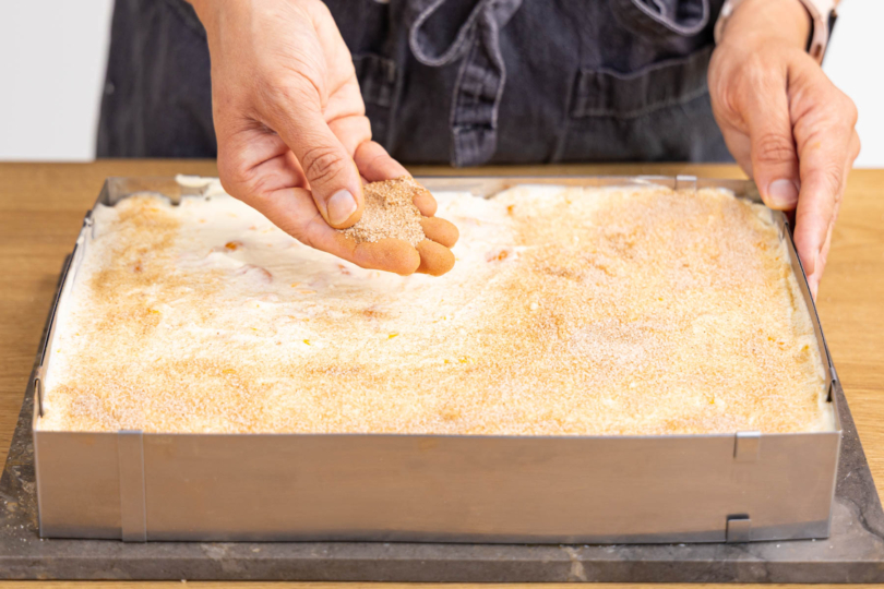 Fantakuchen ohne Backen mit Zimt und Zucker bestreuen