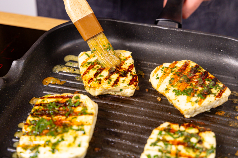 gegrillten Halloumi erneut mit Marinade bestreichen