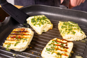 Halloumi beidseitig grillen