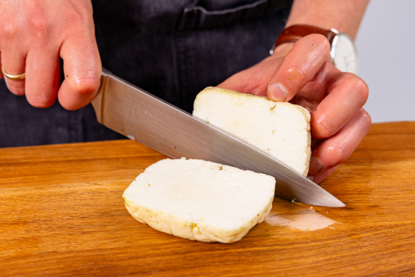Halloumi in Scheiben schneiden