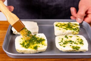 Halloumi mit Marinade bepinseln