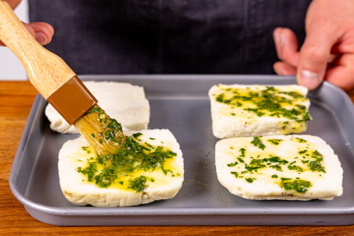 Halloumi mit Marinade bepinseln