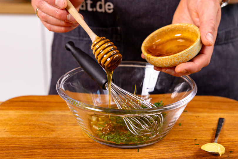 Honig zur Marinade geben