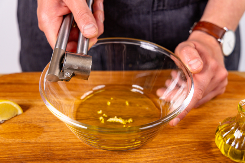 Knoblauch zur Marinade pressen