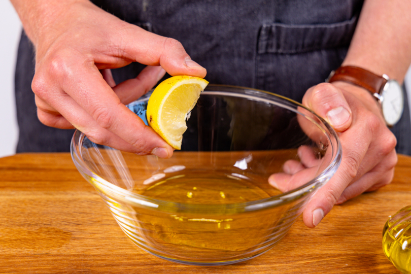 Zitronensaft zum Öl geben