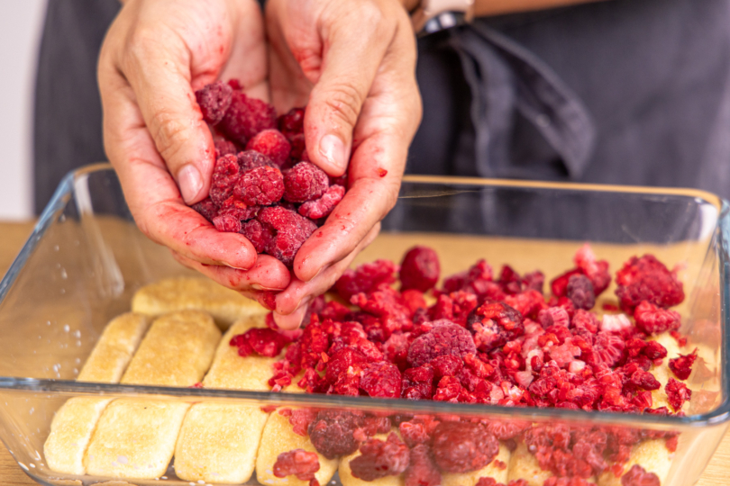 Gefrorene Himbeeren verteilen