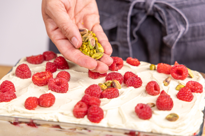 Himbeer Pistazien Tiramisu dekorieren
