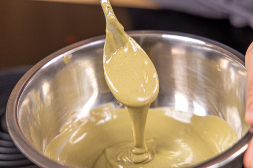 Pistaziencreme über dem Wasserbad erwärmen