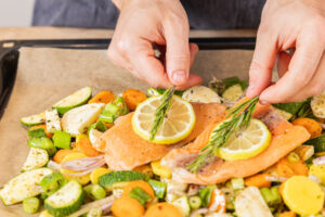 Rosmarin auf den Lachs geben