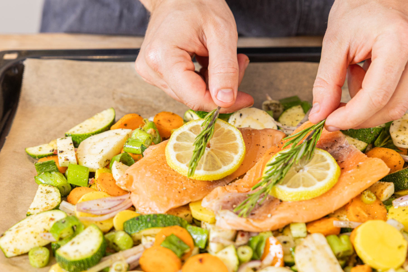 Rosmarin auf den Lachs geben
