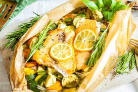 Lachs mit Gemüse im Backpapier nah