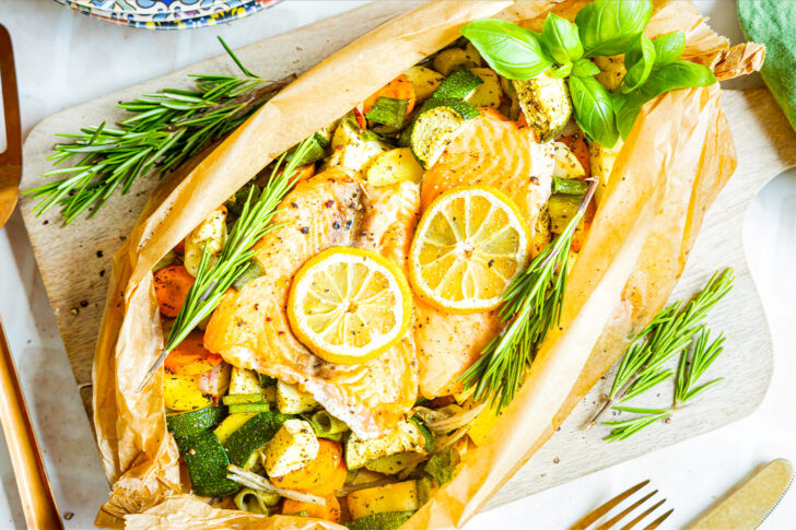 Lachs mit Gemüse im Backpapier topdown