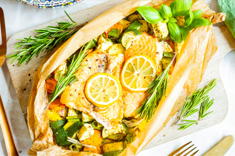 Lachs mit Gemüse im Backpapier topdown