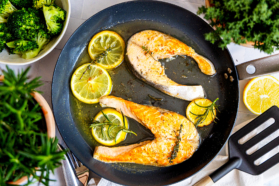 Lachssteak in der Pfanne perfekt braten topdown