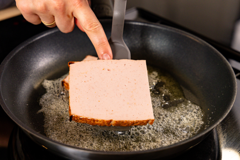 Fleischkäse in Pfanne beidseitig braten