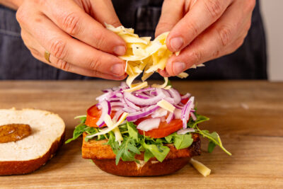 rote Zwiebeln und geriebenen Gouda auf den Laugenburger schichten