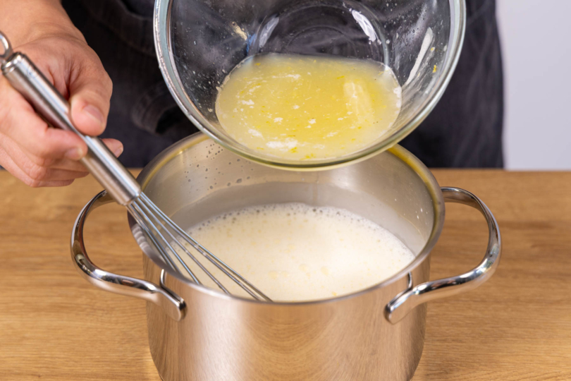 Zitronensaft zur Sahne geben