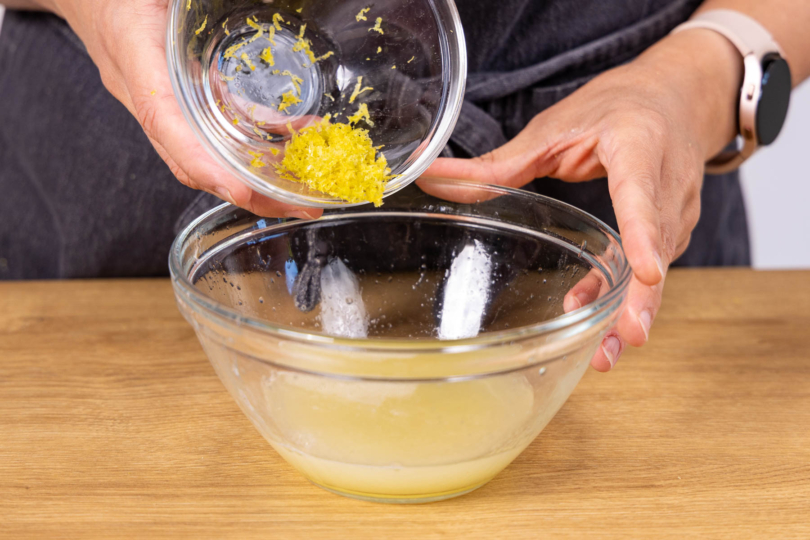 Zitronenschale zum -saft geben