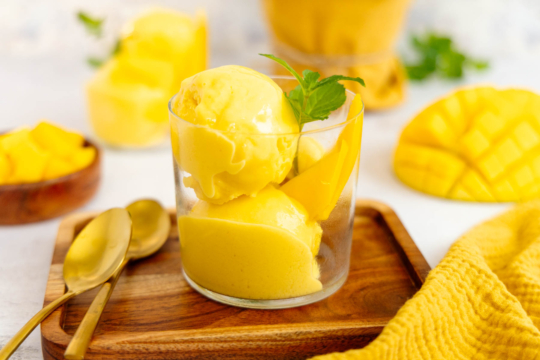 Mango Eis selber machen: Rezept ohne Eismaschine