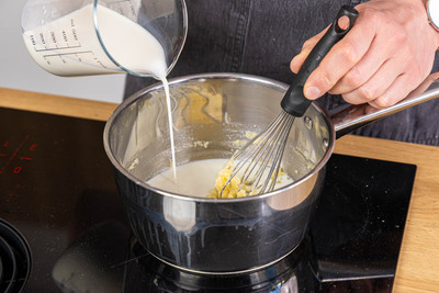 Flüssigkeit in Mehlschwitze rühren
