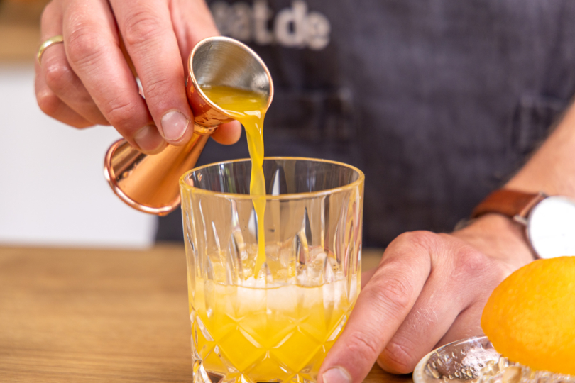 Orangensaft dazu gießen