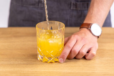 Orange Crush Cocktail umrühren