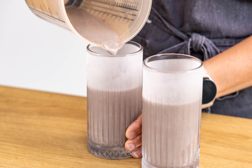 Oreo-Milchshake in die Gläser füllen