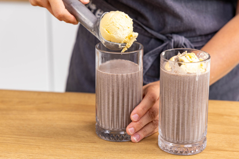 Eiskugel in Oreo-Milchshake geben
