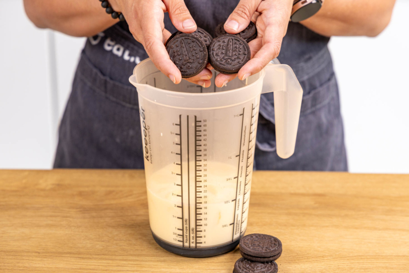 Oreo-Kekse zur Banane, Milch und Sahne geben