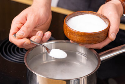 Salzwasser aufkochen und abkühlen lassen