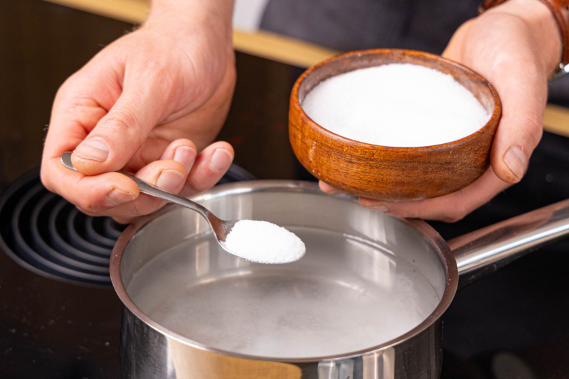 Salzwasser aufkochen und abkühlen lassen