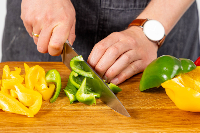 Paprika in mundgerechte Stücke schneiden