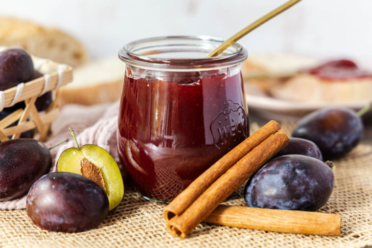 Pflaumenmarmelade nach Omas Rezept mit Zimt frontal