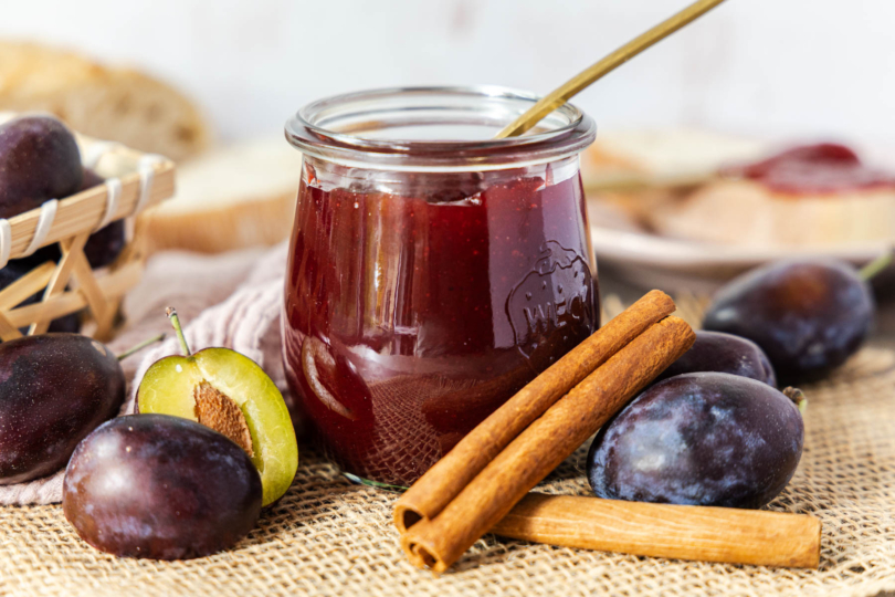 Pflaumenmarmelade nach Omas Rezept mit Zimt frontal