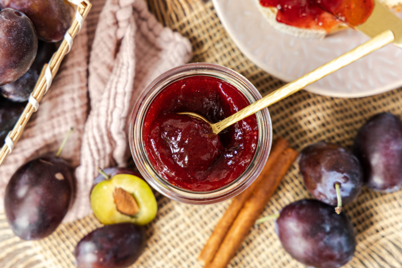Pflaumenmarmelade nach Omas Rezept mit Zimt top-down