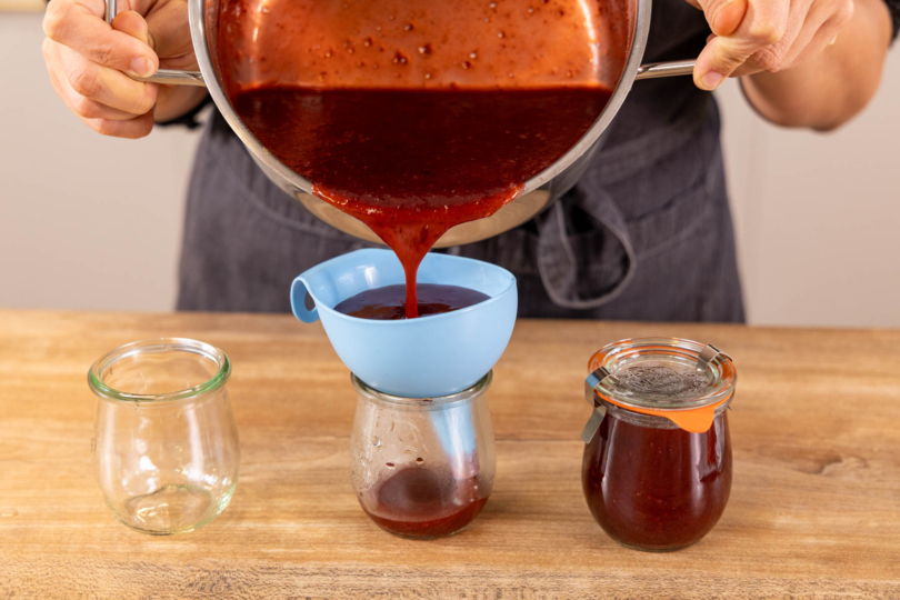 Omas Pflaumenmarmelade in Gläser abfüllen