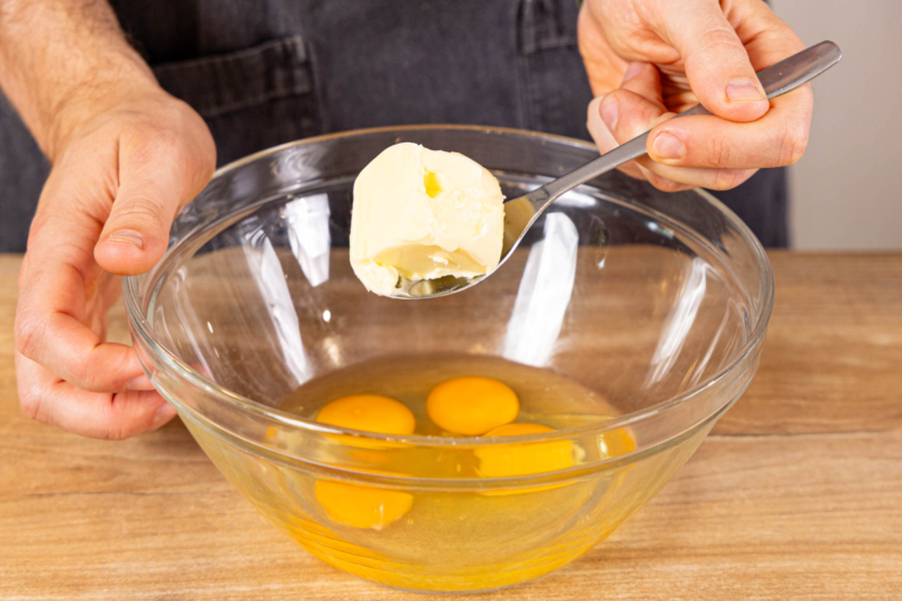 Eier und Butter schaumig schlagen