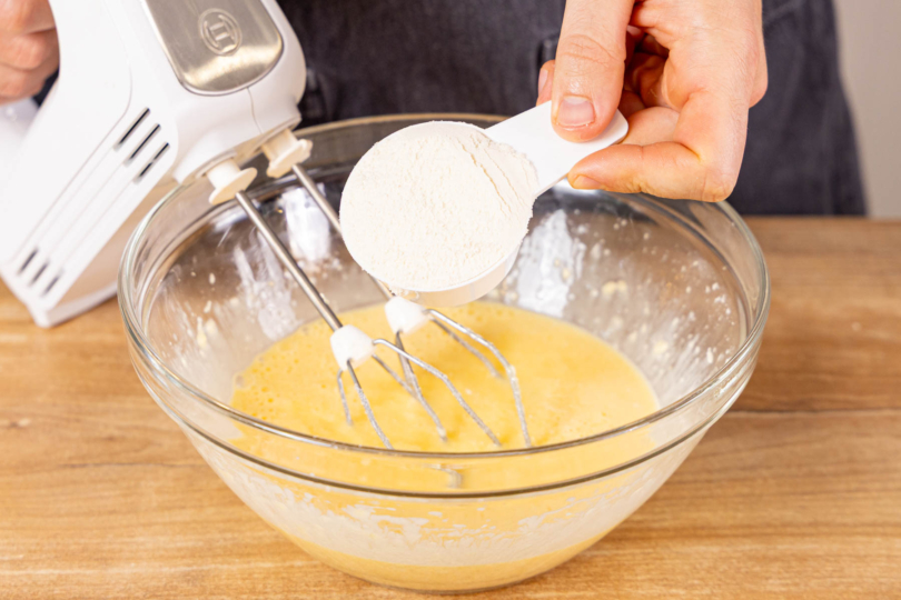 Proteinpulver in den Teig einrühren