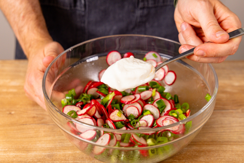 saure Sahne zum Radieschensalat geben