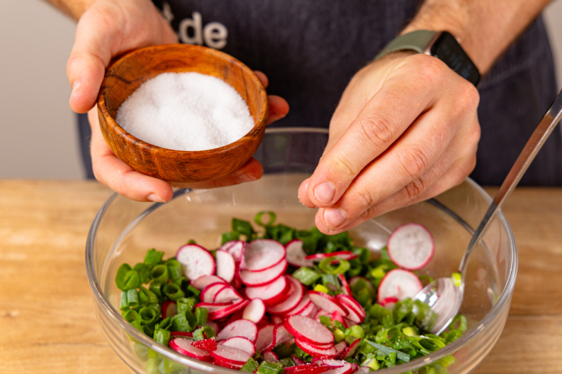 Zucker zum Radieschensalat geben