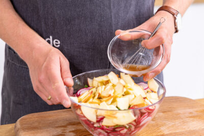 Dressing zum Salat geben