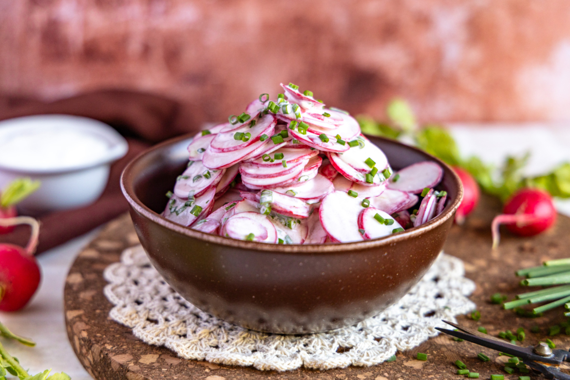 Radieschensalat mit Sahne nach Omas Rezept Radieschensalat mit Sahne nach Omas Rezept